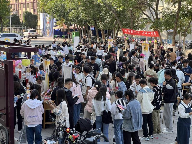beat365在线官网登录入口“花灯邀明月...